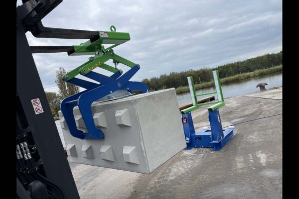 JKB | Nieuwe betonnen stapelblokken kantelaar en klem